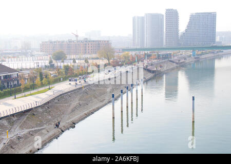 Belgrad, Serbien - 17. Oktober 2019: Sava River Promenade auf Belgrad Waterfront im Herbst morgen, von oben Stockfoto