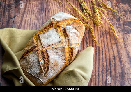 Sauerteigbrot mit traditionellen Markierungen, die direkt aus dem Ofen genommen. Stockfoto