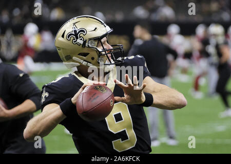 New Orleans, USA. 27 Okt, 2019. New Orleans Saints Quarterback Drew Brees erwärmt, bevor sein Spiel gegen die Arizona Cardinals in New Orleans, Louisiana, USA am 27. Oktober 2019. Credit: Dan Anderson/ZUMA Draht/Alamy leben Nachrichten Stockfoto