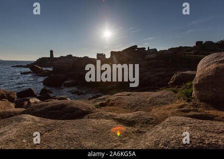 Dorf Plouhmanac'h, Frankreich. Malerische Silhouette auf dem Sentier des Douaniers trail auf Plouhmanac' h rosa Granit Küste. Stockfoto