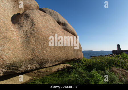 Dorf Plouhmanac'h, Frankreich. Malerische Aussicht auf dem Sentier des Douaniers trail auf Plouhmanac' h rosa Granit Küste. Stockfoto