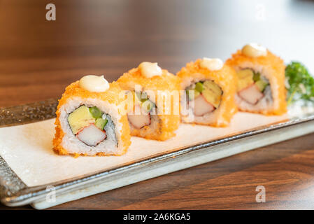 California Maki mit Lachs und tamago Japanisches Essen Küche Stockfoto