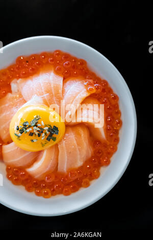 Lachs mit Lachs Rogen Donburi und Ei Stockfoto