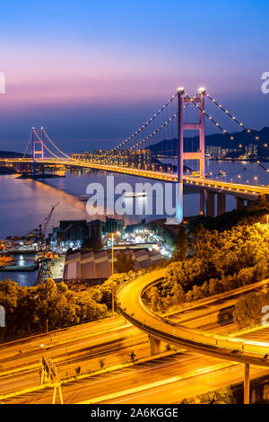 Sonnenuntergang und Beleuchtung von Tsing Ma Brücke Sehenswürdigkeiten Hängebrücke Tsing Yi Bereich der Hong Kong China. Stockfoto