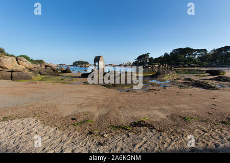 Dorf Plouhmanac'h, Frankreich. Malerische Ansicht von Ploumanac'h Plage Bretagne, mit der Saint Guirec Oratorium in der Mitte des Bildes. Stockfoto