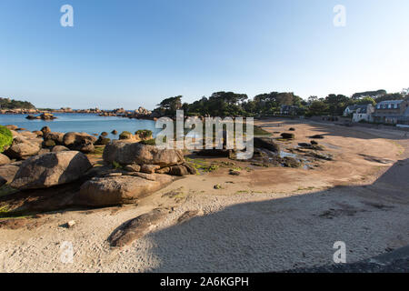 Dorf Plouhmanac'h, Frankreich. Malerische Ansicht von Ploumanac'h Plage Bretagne, mit der Saint Guirec Oratorium in der Mitte des Bildes. Stockfoto