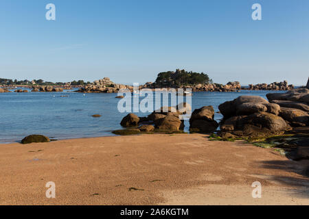 Dorf Plouhmanac'h, Frankreich. Ein Strand in der Nähe von Ploumanac'h Plage Bretagne, mit der Insel Costaeres und Costaeres Schloss im Hintergrund. Stockfoto