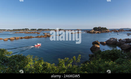 Dorf Plouhmanac'h, Frankreich. Malerische Ansicht des Plouhmanac'h, die Küste gesehen aus dem Sentier des Douaniers. Stockfoto