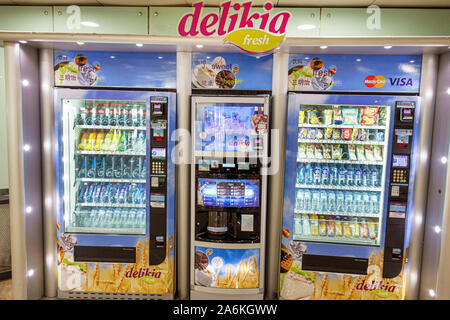 Barcelona Spanien, Katalonien Barcelona-El Prat Josep Tarradellas Airport BCN, Terminal, Limonade, Getränke, Wasser, Verkaufsautomaten, ES190820006 Stockfoto