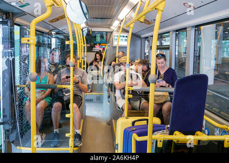 Barcelona Spanien, Katalonien Barcelona-El Prat Josep Tarradellas Airport BCN, kostenloser Shuttle Bus Bodentransport zwischen den Terminals, Passagiere, Hispanic Stockfoto