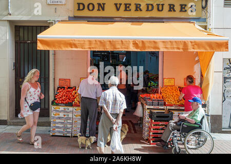 Barcelona Spanien, Katalonien Catalunya, El Clot, Nachbarschaft Obst Obst produzieren Gemüse Gemüse Markt Stand, kleine Unternehmen, Mann Männer männlich Erwachsene adul Stockfoto