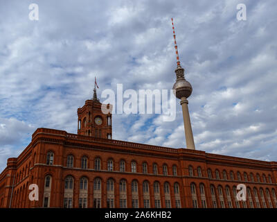 Berlin, Deutschland - 2019, Oktober 13 - Die berühmten Roten Rathaus und der Berliner Fernsehturm Stockfoto