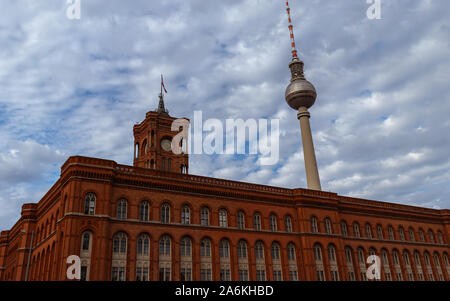 Berlin, Deutschland - 2019, Oktober 13 - Die berühmten Roten Rathaus und der Berliner Fernsehturm Stockfoto