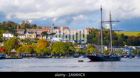Britannia Royal Naval College mit Blick auf den Dart Flussmündung und den Hafen von Dartmouth in South Devon. Stockfoto