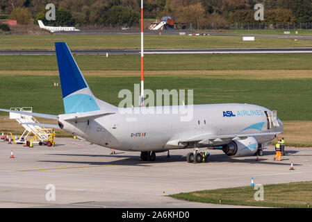 ASL Airlines Boeing 737 Jet Transportflugzeug für Amazon Cargo Nachtflüge am London Southend Airport, Essex, Großbritannien. Beim Entladen auf der Schürze geparkt Stockfoto