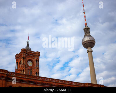 Berlin, Deutschland - 2019, Oktober 13 - Die berühmten Roten Rathaus und der Berliner Fernsehturm Stockfoto
