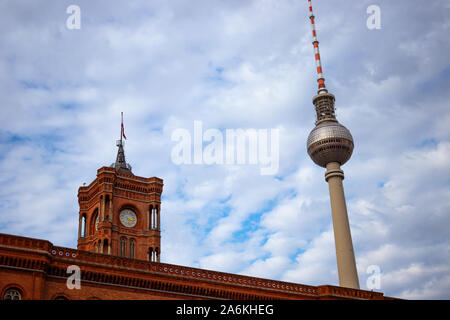 Berlin, Deutschland - 2019, Oktober 13 - Die berühmten Roten Rathaus und der Berliner Fernsehturm Stockfoto