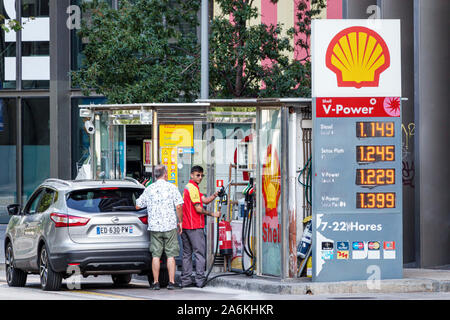 Barcelona Spanien, Katalonien El Poblenou, Avinguda Diagonal Avenue, Shell, Tankstelle, Auto, Mann, tanken, Pumpe, Liter-Preis, Diesel, Hispanic, ES190820094 Stockfoto