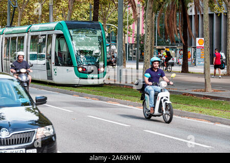 Barcelona Spanien, Katalonien El Poblenou, Avinguda Diagonal Avenue, Verkehr, Straßenbahn, Roller, Mann, Hispanic, ES190820095 Stockfoto