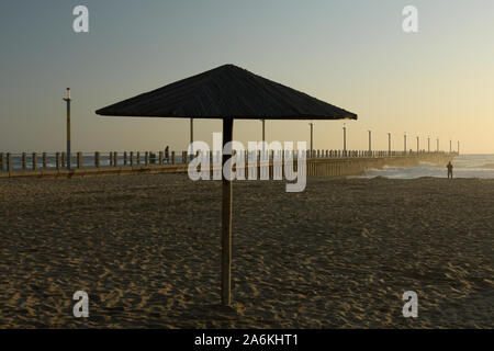 Durban, KwaZulu-Natal, Südafrika, Landschaft, einsame Abbildung der Mann am Strand, Steg, Golden Mile Uferpromenade, Keil Strand, neue Pier, Stadt Stockfoto