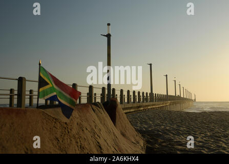 Durban, KwaZulu-Natal, Südafrika, Flagge auf Sand Skulptur neben Neue Pier, Golden Mile Uferpromenade, Strand, Infrastruktur, Stadt, jetty, Landschaft Stockfoto