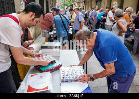 Barcelona Spanien, Katalonien Gracia, Nachbarschaft, Festa Major de Gracia, Straßenfest, Cava Sekt Plaques de Muselet, Sammler Stockfoto