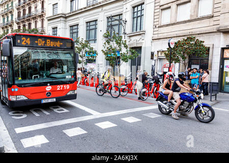 Barcelona Spanien, Katalonien Catalunya, Gracia Nachbarschaft, Carrer Gran de Gracia, Transports Metropolitans de Barcelona, TMB, Stadtbus, öffentliche Verkehrsmittel Stockfoto