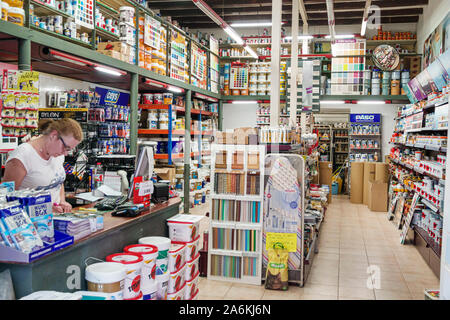 Barcelona Spanien,Katalonien Gracia Nachbarschaft,Baumarkt,Kleinunternehmen,innen,Wohnhausverbesserung,Gegenarbeiterin,Frau,Hispanic,ES190820157 Stockfoto