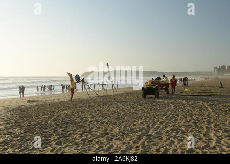 Durban, KwaZulu-Natal, Südafrika, Landschaft, erwachsene männliche Rettungsschwimmer Vorbereitung Ausrüstung am Strand für die Pflicht, Berufe, Water Safety, ertrinken Stockfoto