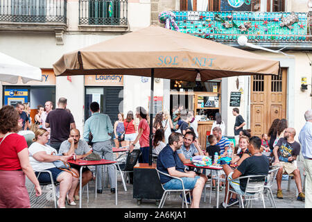 Barcelona Spanien, Katalonien Catalunya, Gracia, Nachbarschaft, Festa Major de Gracia, Placa Plaza del Sol, Straßenfest, Essen im Freien auf dem Außenweg Stockfoto