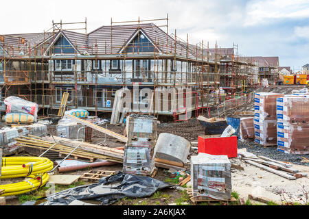 Neue Häuser bauen im Bau auf einer Website ausführen von Stewart Milne, Troon, Ayrshire, Schottland, Großbritannien Stockfoto