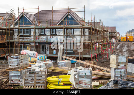 Neue Häuser bauen im Bau auf einer Website ausführen von Stewart Milne, Troon, Ayrshire, Schottland, Großbritannien Stockfoto