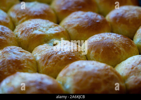 Warme Brötchen gebacken. Süße Brötchen auf ein Backblech. Stockfoto