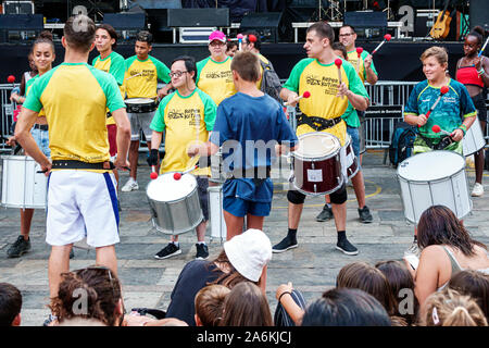 Barcelona Spanien, Katalonien Gracia, Nachbarschaft, Festa Major de Gracia, Placa Plaza del Sol, Straßenfest, Performance, Reperkutim, inklusive Trommeln Stockfoto