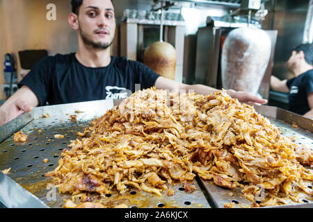 Barcelona Spanien,Catalonia Gracia,Nachbarschaft,Zurna, Restaurant,Halal,Küche,drinnen,Küche,Kochen,arbeiten,Chicken Shawarma,Hähnchenscheiben,Hispanic,ES1 Stockfoto