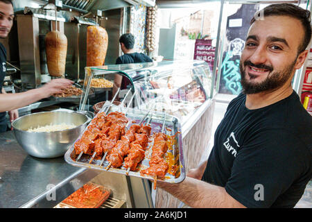 Barcelona Spanien,Katalonien Gracia,Nachbarschaft,Zurna, Restaurant,Halal,Küche,innen,Küche,Koch,Kellner,Tablett halten,Kebabs,Hispanic,ES190820190 Stockfoto