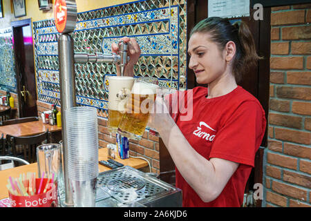 Barcelona Spanien,Catalonia Gracia,Nachbarschaft,Zurna, Restaurant,Halal,Küche,innen,Frau,Kellnerin,arbeiten,rumänischer Einwanderer,Osteuropa,drinnen Stockfoto