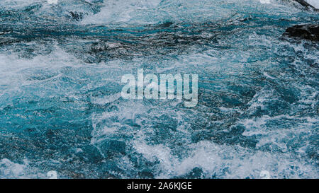 Blau sprudelnden Wasser der Mountain River. Ozean Flut von türkisfarbenem Meer Stockfoto