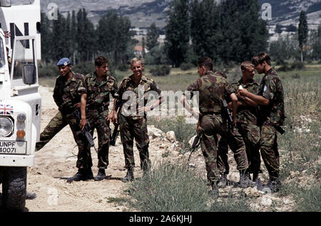 5. Juli 1993 während des Krieges in Bosnien: Britische Soldaten neben einer Linie der militärischen Lkws, eine HVO Checkpoint auf dem Weg Kreis angehalten, Entspannen, nördlich von Tomislavgrad in Bosnien. Sie sind auf dem Weg in Gornji Vakuf und Vitez. Stockfoto