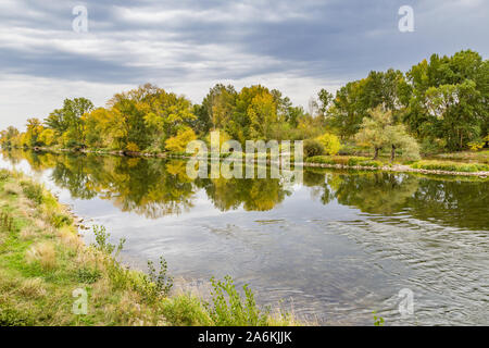 Blick auf das Tal der Loire im Herbst Farben in Orleans in Frankreich Stockfoto
