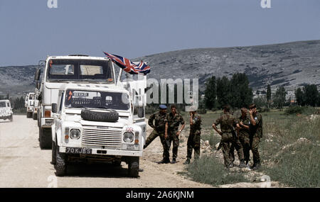 5. Juli 1993 während des Krieges in Bosnien: Britische Soldaten neben einer Linie der militärischen Lkws, eine HVO Checkpoint auf dem Weg Kreis angehalten, Entspannen, nördlich von Tomislavgrad in Bosnien. Sie sind auf dem Weg in Gornji Vakuf und Vitez. Stockfoto