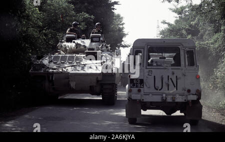 5. Juli 1993 während des Krieges in Bosnien: Auf der Route Diamond, nördlich von Gornji Vakuf, eine britische Armee Warrior MCV (mechanisiert Combat Vehicle) des Cheshire Regiment zieht über um einem anderen Krieger und ein Land Rover zu übergeben. Stockfoto