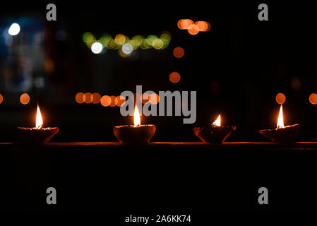 Assam, Indien. Oktober 27, 2019. Personen Licht Diyas (earthern Lampen) anlässlich von Diwali Festival in Guwahati am Sonntag. Foto: David Talukdar/Alamy leben Nachrichten Stockfoto