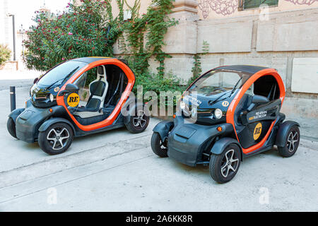 Barcelona Spanien, Katalonien Catalunya, Montjuic, Rent Electric RE, Elektrofahrzeug EV, Renault Twizy, Null-Emissionen ZEV, Vermietung, Spanish Europe EU, Besucher t Stockfoto