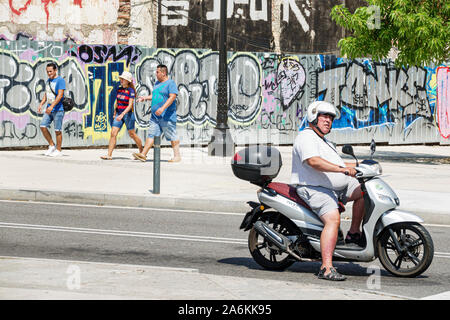 Barcelona Spanien, Katalonien Catalunya, Montjuic, Avinguda Francesc Ferrer i Guardia Avenue, Scooter Roller, Motorrad Motorräder, Helm, Mann Männer männlich adu Stockfoto