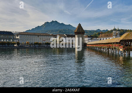 Brücke über den Fluss von Gebäuden gegen Berg und Himmel in Stadt Stockfoto