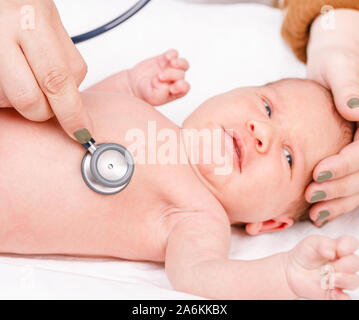 Kinderarzt untersucht zwei Wochen altes Baby zurück in der Kinderklinik. Arzt mit einem Stethoskop Herz und Lungen zu überprüfen. Neugeborene Check-up Konzept Stockfoto