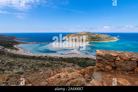 Panorama von Balos Lagune und Insel Gramvousa auf der Insel Kreta, Griechenland. Schönen blauen Himmel vor Gras.