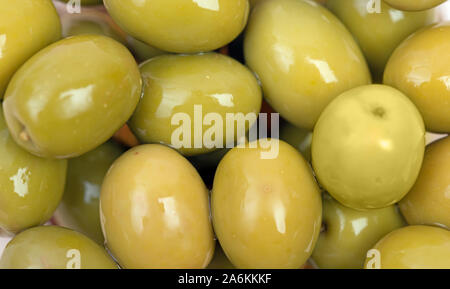 Grüne Oliven in Salzlake Nahaufnahme, Ansicht von oben Stockfoto