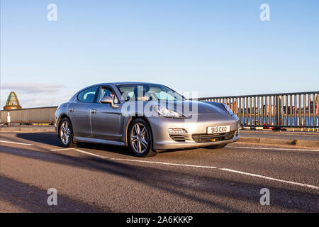 2012 silber Porsche Panamera D V6 Tiptronic A auf der Strandpromenade, Southport, Merseyside, UK Stockfoto